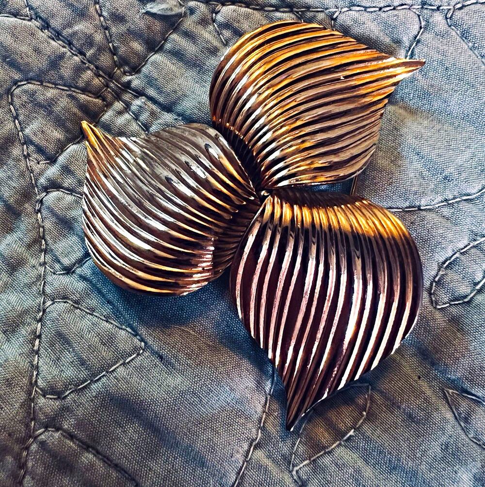 Vintage Monet Signed Gold Tone Flower Leaf Brooch Pin - Metal